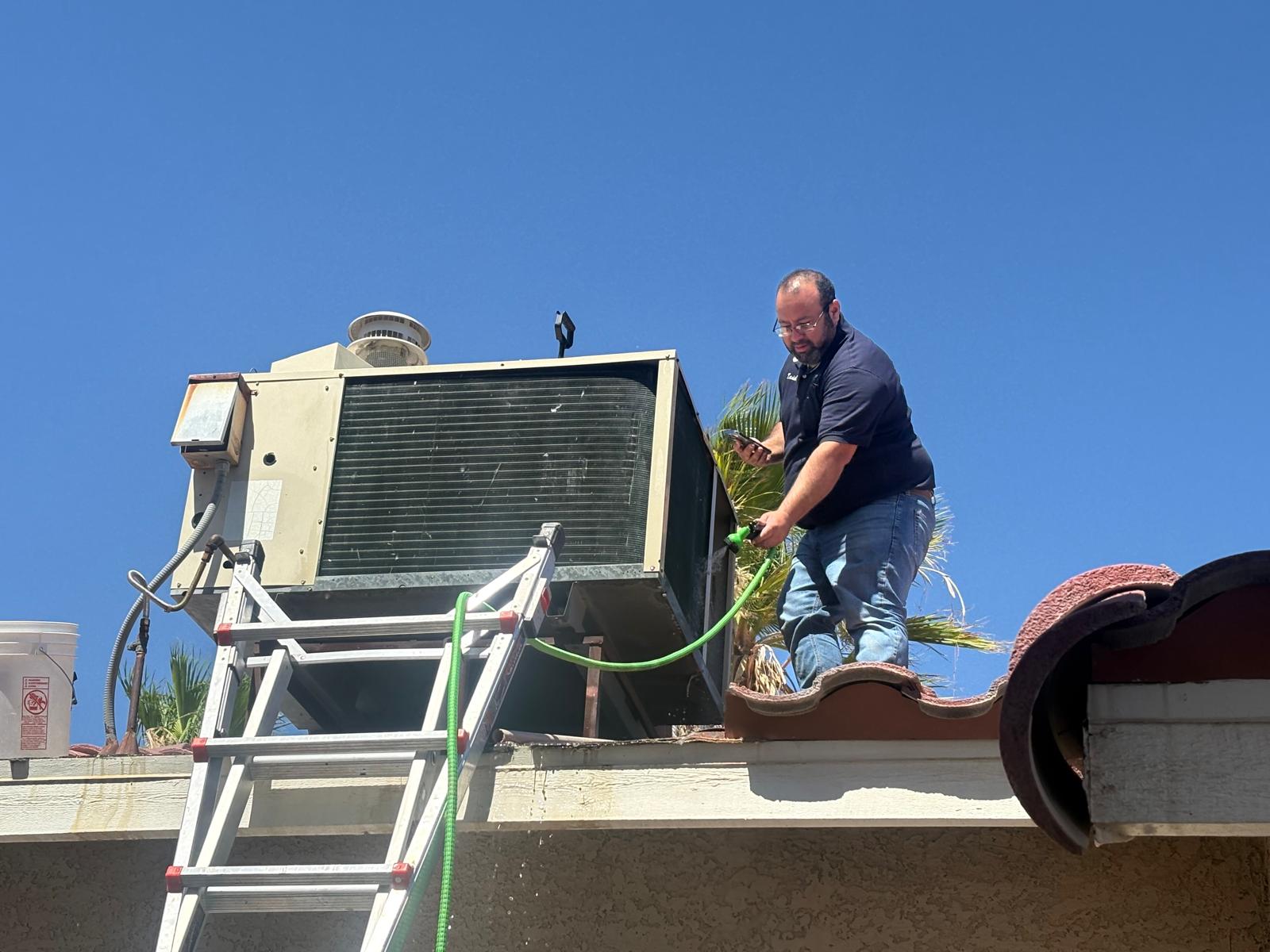 Servicio de una unidad HVAC comercial en un techo de Las Vegas